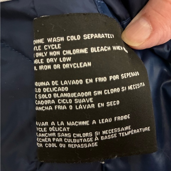 Women’s size small Guess Navy blue Puffer Coat with hood. Logo on left arm. - Picture 10 of 13